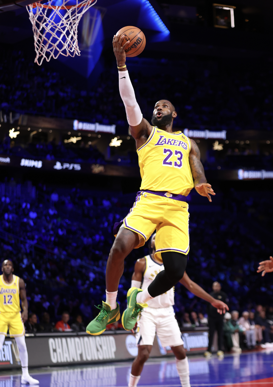 詹姆斯迎来三赛季出色发挥，西班牙队观众热烈欢呼！(詹姆斯生涯对阵西部球队胜率)乐鱼