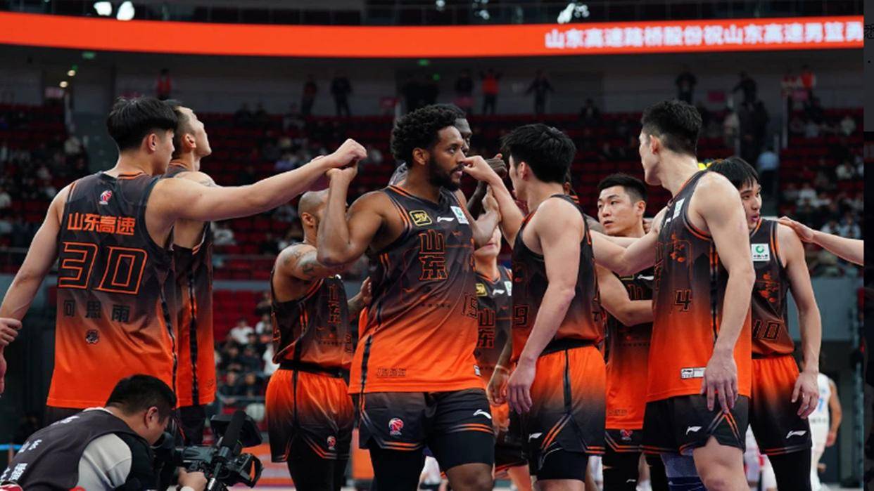 包含关键时刻CBA常规赛焦点战；国际米兰绝杀压哨；震撼外界；轮换策略成焦点的词条乐鱼